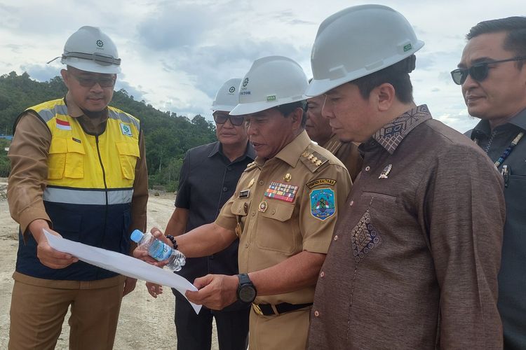  Gubernur Kalimantan Utara (Kaltara) Zainal A Paliwang saat meninjau progres pembangunan gedung DPRD Provinsi Kaltara bersama anggota DPRD Kaltara di kawasan Kota Baru Mandiri (KBM) Tanjung Selor, Senin (7/11/2022).
