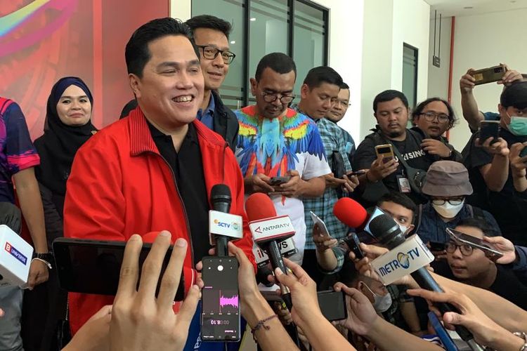 Menteri BUMN, Erick Thohir, tiba di Kantor PSSI, GBK Arena, Senayan, Jakarta, Minggu (15/1/2023), untuk mendaftar sebagai calon ketua umum PSSI.