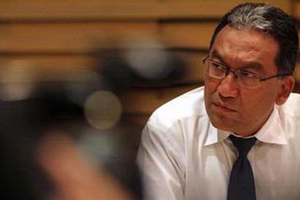 Dirjen Pajak, Fuad Rachmany, memberikan keterangan dalam konferensi pers bersama di Kantor KPK, Kamis (7/6/2012). Mereka menanggapi soal tertangkapnya tiga pegawai pajak, karena diduga menerima suap dari sebuah perusahaan.  