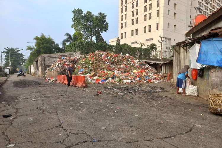 Kondisi sampah yang menggunung di tempat pembuangan sementara (TPS) Pasar Kemiri Muka, Depok pada Rabu (31/5/2023).