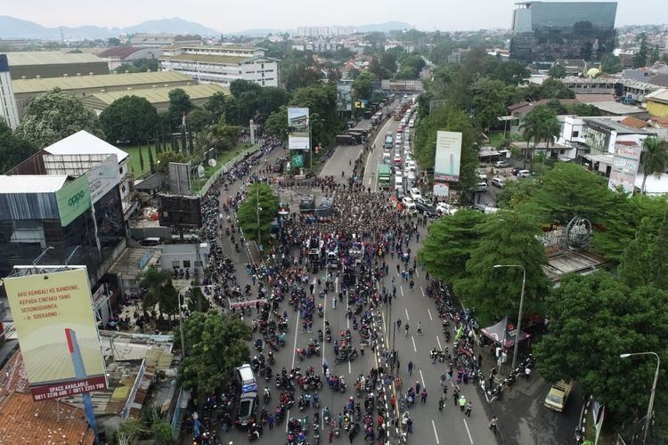 Ilustrasi demo buruh Jawa Barat yang melakukan aksi di jalan tol