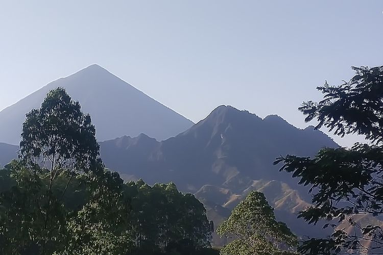 Gunung Inerie di Kabupaten Ngada, Flores, NTT menjadi spot pendakian gunung api, Sabtu, (14/10/2023). (KOMPAS.com/MARKUS.MAKUR)