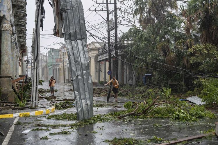Jaringan listrik yang tumbang, logam dan cabang-cabang pohon berserakan di jalan setelah Badai Ian menghantam Pinar del Rio, Kuba, Selasa (27/9/2022).