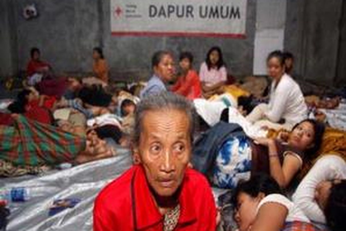 Warga Bendungan Melayu yang rumah mereka berdekatan dengan lokasi kebakaran Depo Pertamina Plumpang mengungsi di Kantor PMI Jakarta Utara, Senin (19/1).