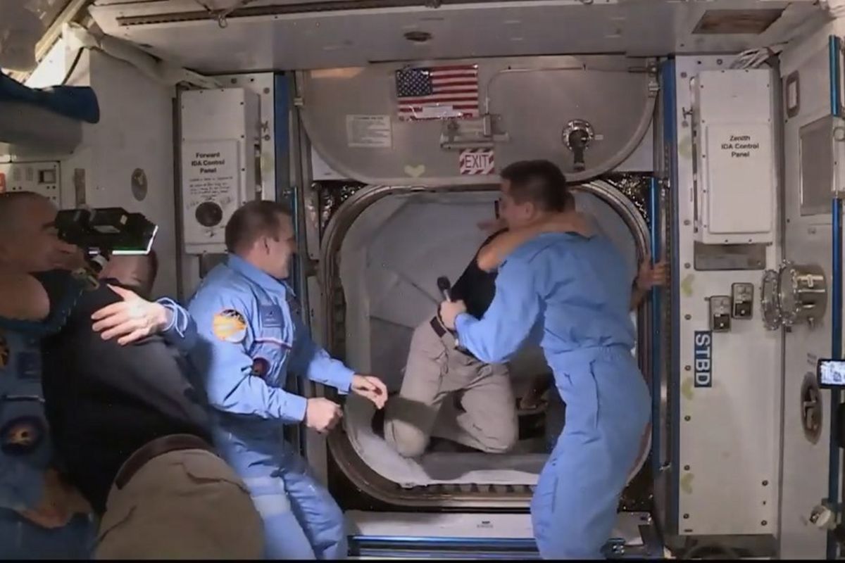 Astronot NASA yang menumpang kapsul Crew Dagon SpaceX, sampai di Stasiun Luar Angkasa Internasional (ISS) setelah 19 jam mengudara.  Astronot Douglas Hurley (kanan) dan Robert Behnken (kiri) tiba setelah pintu palka dibuka, keduanya disambut oleh astronot NASA dan kosmonot Rusia.