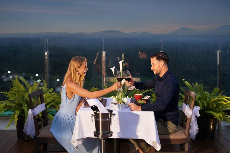 Ilustrasi dinner Sky-High Romance di Kokoon Hotel Banyuwangi.