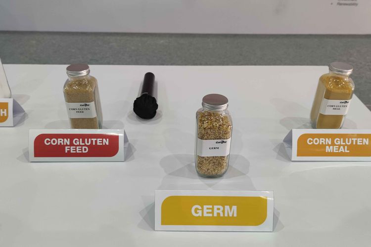 Produk olahan jagung yang diproduksi oleh Cargill dipamerkan di pabrik pengolahan jagung basah di Pandaan, Pasuruan, Jawa Timur, Kamis (8/9/2022).