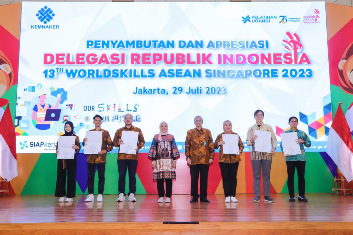 Menteri Ketenagakerjaan (Menaker) Ida Fauziyah memberikan penghargaan kepada delegasi Indonesia pada ajang ?13th WorldSkill ASEAN (WSA) Singapura Tahun 2023?. 

