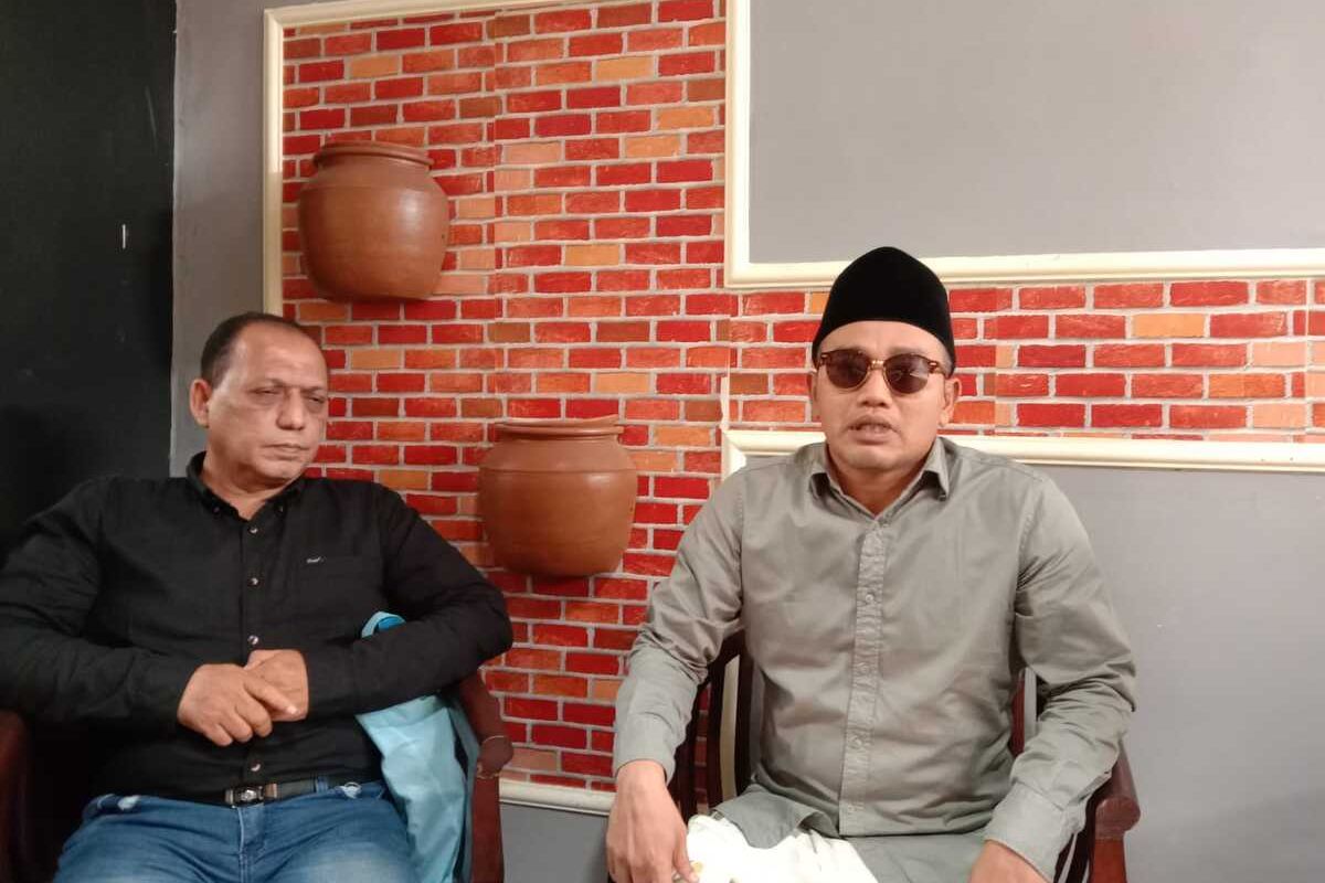 KH. Abd. Salam, salah satu penggugat keputusan PBNU (kanan), saat hadir di Pengadilan Negeri (PN) Jombang, Jawa Timur, Senin (28/8/2023).