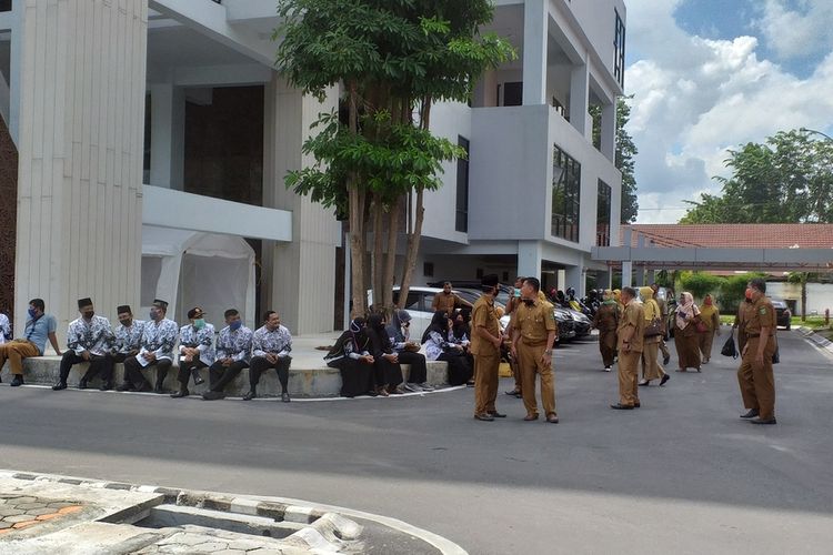 A file photo of some school principals in Indragiri Hulu regency at the Pekanbaru Prosecutor's Office following en masse resignation due to extortion woe dated July 20, 2020.  
