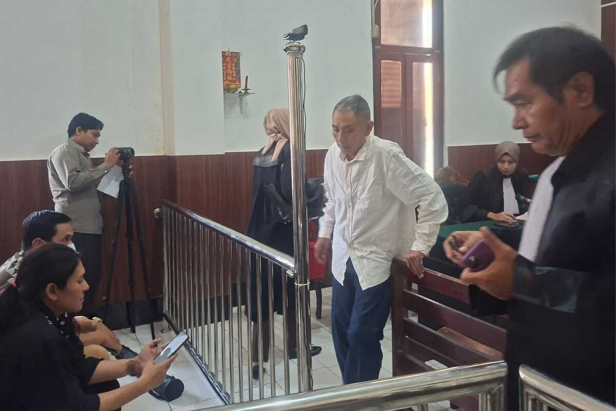 Terdakwa pencabulan anak Nuherwanto Kamaril usai mendengarkan vonis hakim PN Surabaya, Selasa (26/8/2025).