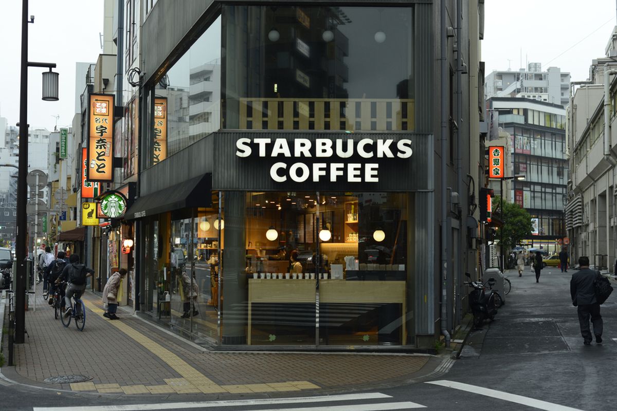 Ilustrasi gerai Starbucks di Asakusa, Tokyo, Jepang buka kembali setelah tutup akibat Covid-19, (20/5/2020). 