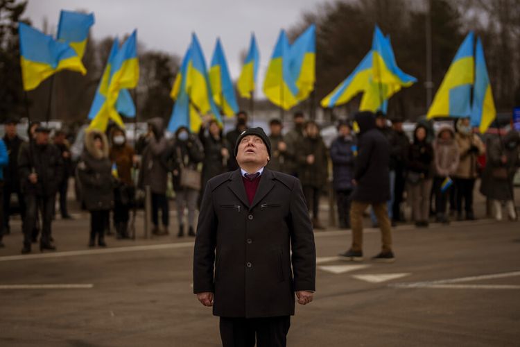 Orang-orang memegang bendera Ukraina saat mereka berkumpul untuk merayakan Hari Persatuan di Odessa, Ukraina, Rabu, 16 Februari 2022. 