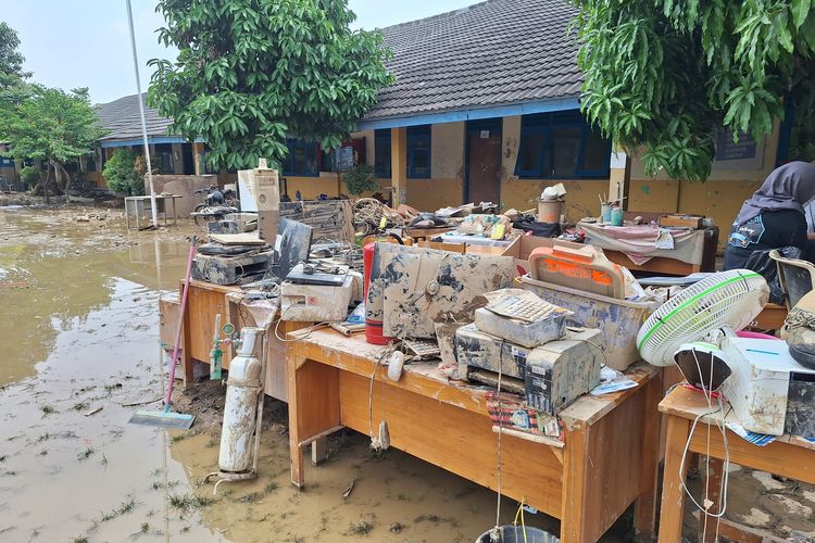 Ujian Akhir Tinggal 3 Hari, SMAN 21 Bekasi Kewalahan Sekolah Kacau Diterjang Banjir