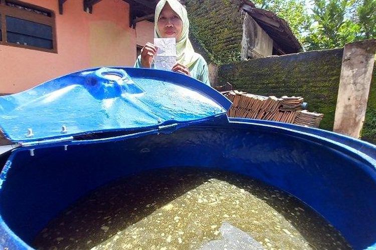 Siti Mutoharoh, pelaku UMKM pembuatan krupuk di Desa Cendono, Kecamatan Dawe, Kudus, menunjukkan nota dan minyak goreng palsu yang dimasukkan dalam drum, Rabu (16/2/2022). 