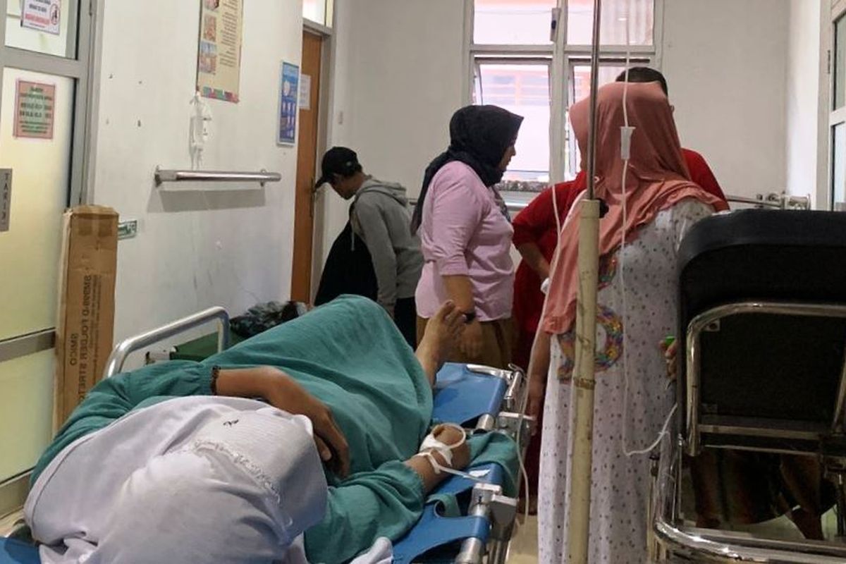 Sejumlah warga di Cianjur, Jawa Barat mendapat perawatan medis di puskesmas, Senin (30/9/2024) petang diduga akibat keracunan usai menyantap nasi boks tahlilan.