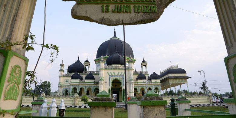 Potret Masjid Azizi yang menjadi salah satu ikon di Kabupaten Langkat.