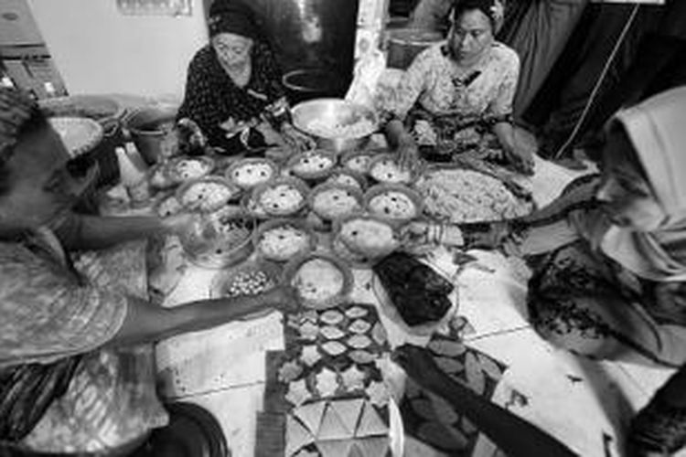 Sejumlah ibu rumah tangga menyelesaikan pembuatan kaddo’ minyak untuk merayakan pesta pernikahan di kawasan Pangkajene Kepulauan, Sulawesi Selatan, pada awal Mei 2013.