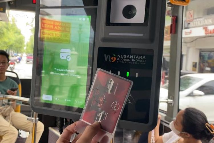 Tap e-Money saat naik bus listrik Trans Jogja.