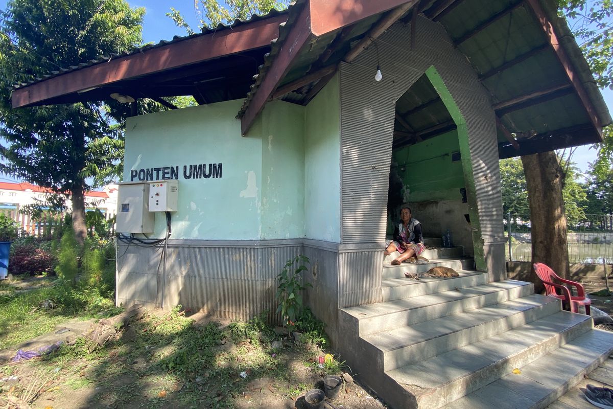 Ponten umum yang diduga digunakan warga Ngagel sebagai tempat usaha dan tinggal, Rabu (2/7/2025)