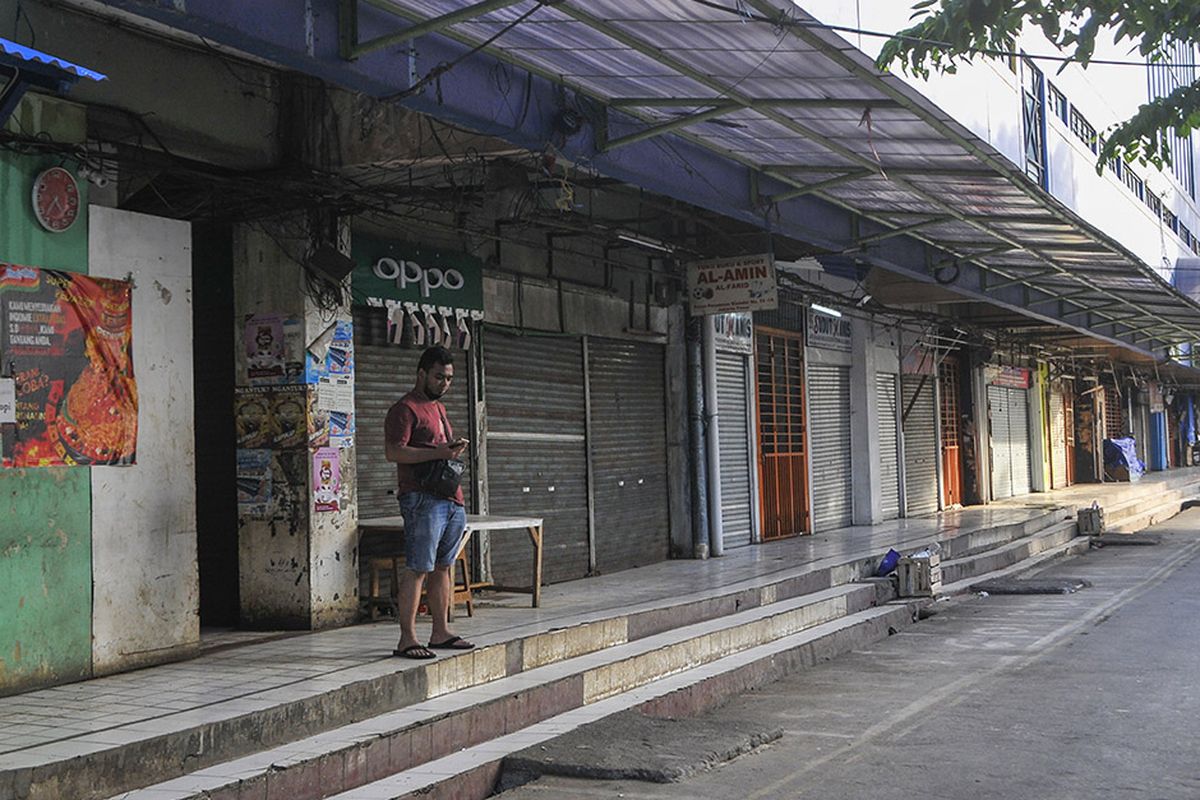 Suasana pertokoan Pasar Perumnas yang tutup di Jakarta Timur, Kamis (4/6/2020). Penutupan Pasar Perumnas tersebut terkait adanya 20 pedagang yang positif COVID-19 dari penambahan kasus sebanyak 15 orang usai tes swab gelombang dua yang dilakukan Puskesmas Duren Sawit.