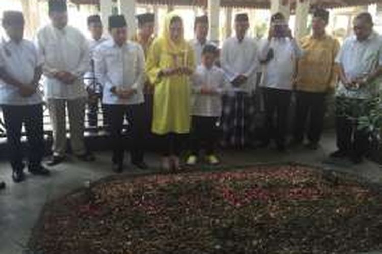 Ketua Umum Partai Golkar Setya Novanto berziarah ke makam presiden keempat RI Abdurrahman Wahid atau Gus Dur di Jombang, Minggu (3/7/2016).