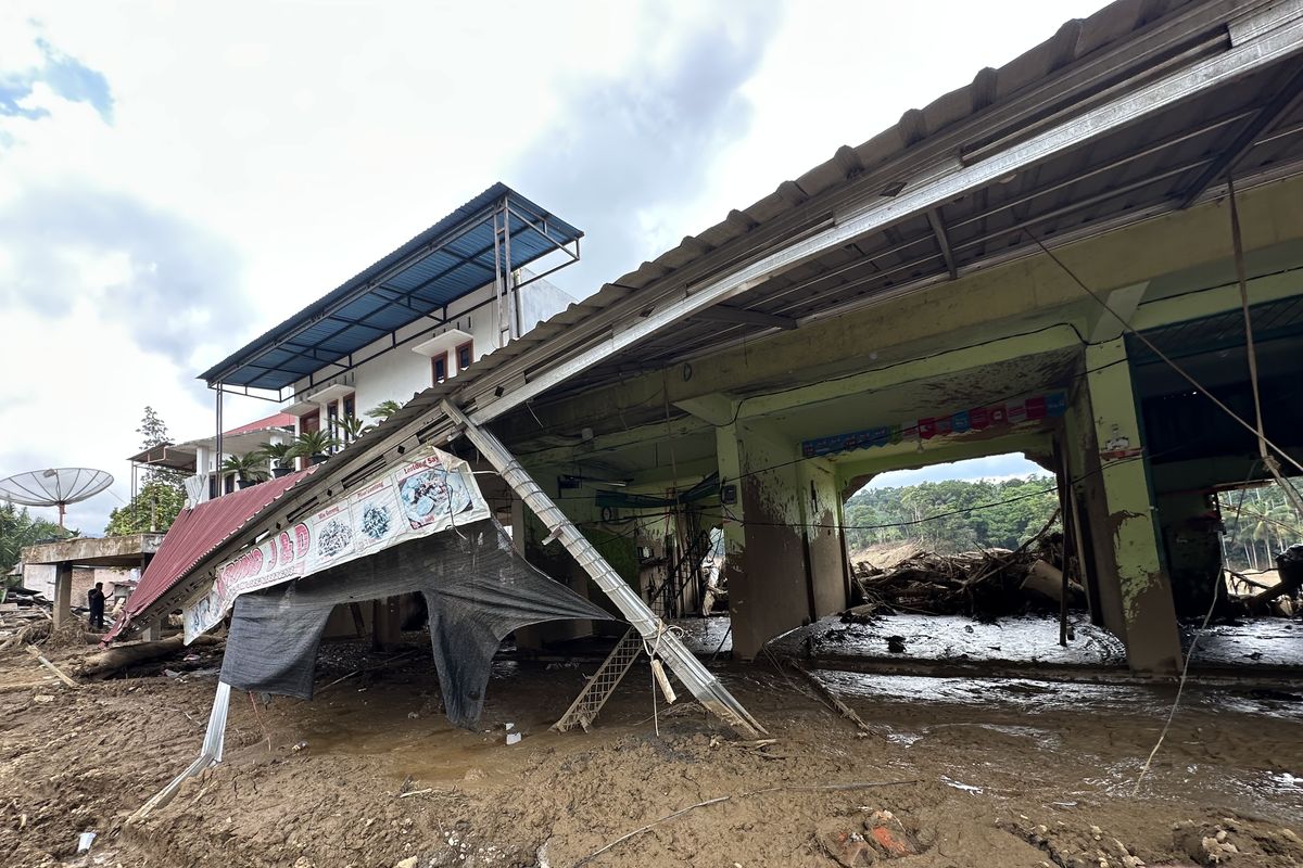 Kondisi sebagian permukiman warga di Nagari Salareh Aia Timur, Palembayan, Agam, Sumatera Barat pada Jumat (5/12/2025) masih porak poranda. Sejumlah rumah di Jorong Subarang Aia bahkan hilang tersapu banjir bandang dan tertimbun lumpur.