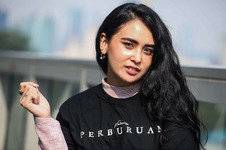 Pemeran film Ayushita Nugraha berpose sebelum wawancara  di Redaksi Kompas.com, Palmerah, Jakarta Pusat, Selasa (6/8/2019). Film ''Perburuan'' yang kisahnya diangkat dari Novel ''Perburuan'' tulisan Pramoedya Ananta Toer akan ditayangkan di bioskop Indonesia mulai 15 Agustus 2019.