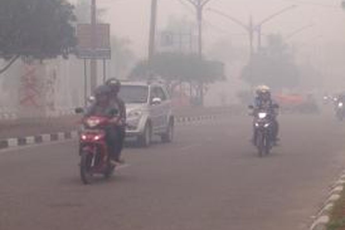 Jarak pandang di Kota Palangkaraya, Kalimantan Tengah, Rabu (23/9) pada pukul 16.00 hanya 50 meter akibat kabut asap pekat. 