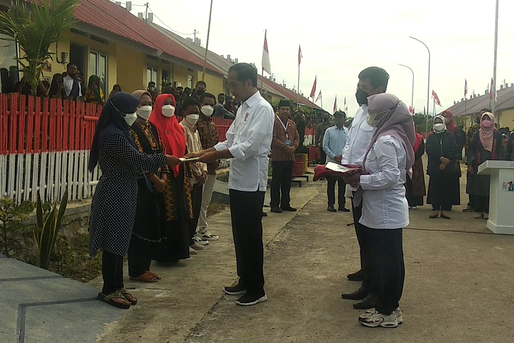 Presiden Joko Widodo saat menyerahkan sertifikat tanah untuk penerima hunian tetap di Desa Tambe, Kecamatan Bolo, Kabupaten Bima, Kamis (29/12/2022).