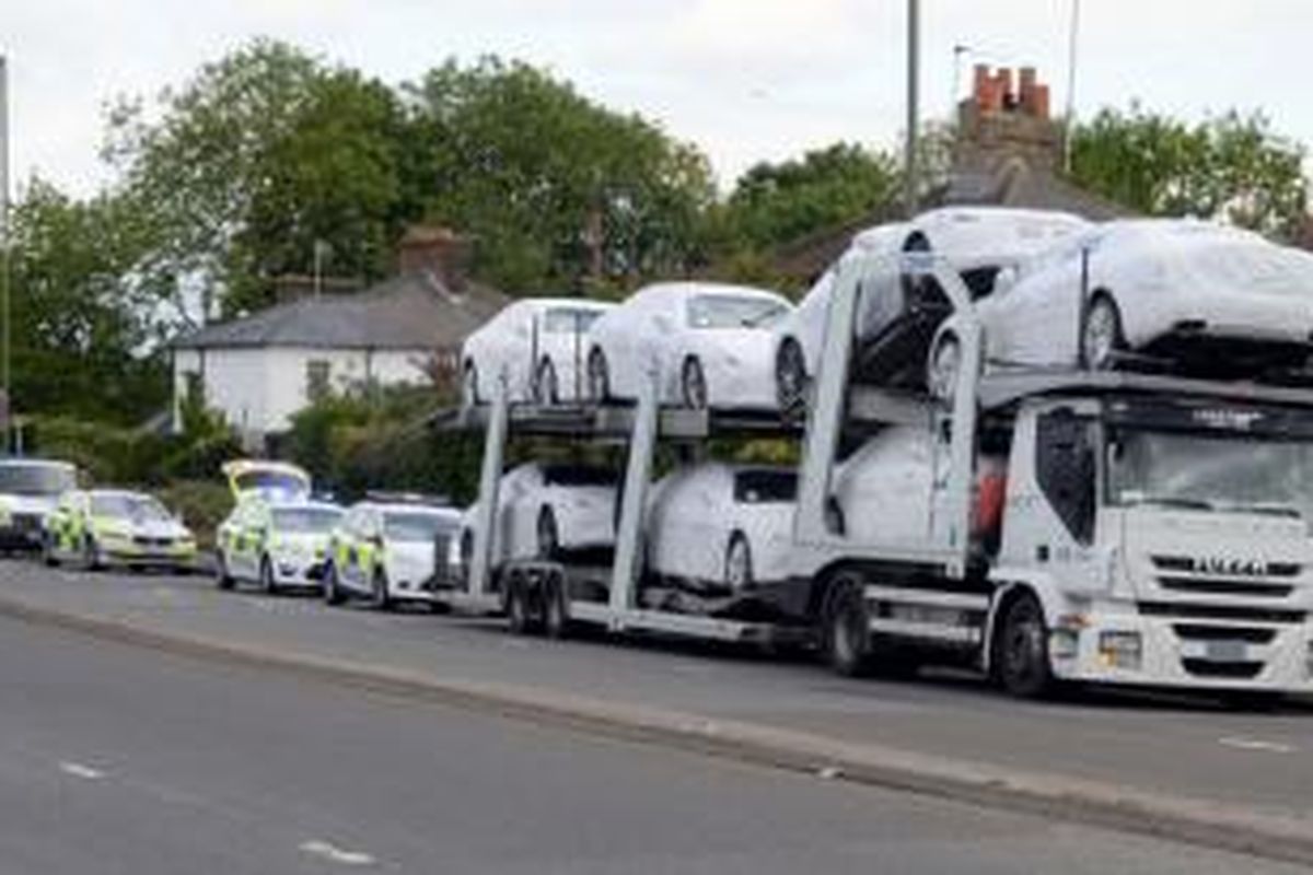 10 orang diduga imigran gelap ditemukan Polisi Surrey Inggris di dalam bagasi Maserati.