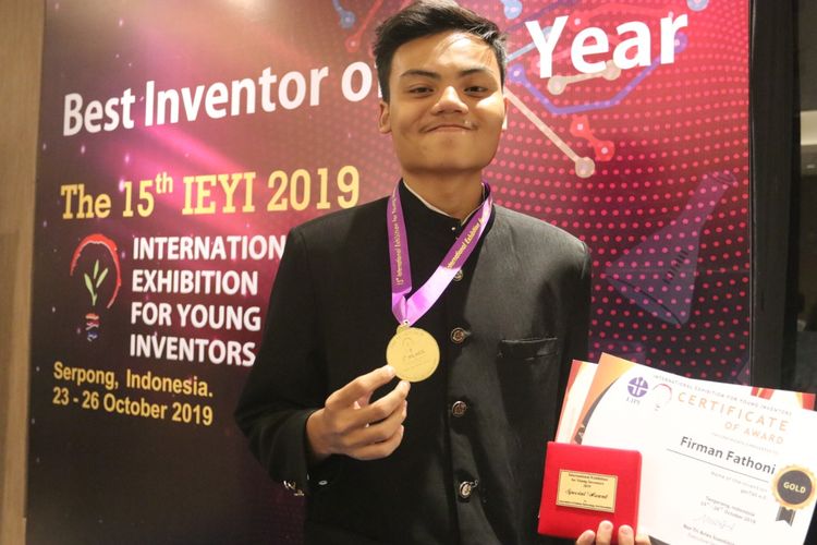 Firman Fathoni dari SMAN 5 Surabaya mendapatkan medali emas untuk invensi ganTAS 4.0. Alat ini menggunakan mekanisme teknologi bluetooth yang dikoneksikan dengan ponsel pintar. 