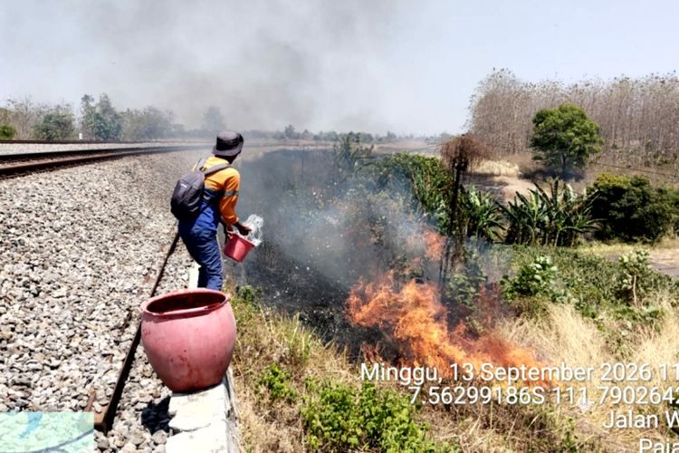 KA Kahuripan Terpaksa Berhenti karena Pembakaran Lahan Tebu Dekat Rel