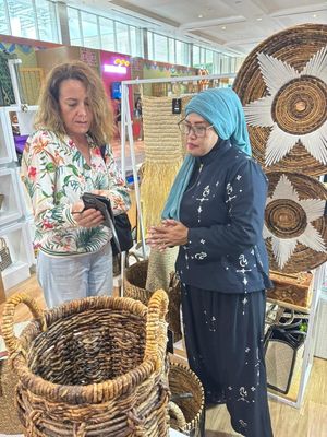 Pengunjung dari luar negeri di Inacraft 2026 yang melakukan komitmen perjanjian bisnis terhadap UMKM binaan Pertamina.