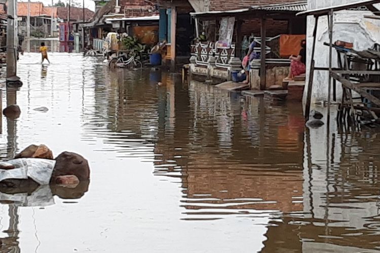 Banjir rob merendam Desa Karangsari, Kecamatan Kendal, Kabupaten Kendal, Jawa Tengah, Senin (15/11/2021).