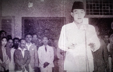 Foto pembacaan teks Proklamasi Kemerdekaan Indonesia oleh Soekarno pada 17 Agustus 1945