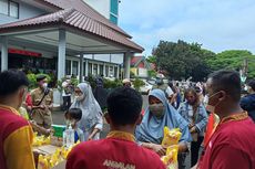Beli Minyak Goreng Murah dalam Operasi Pasar di Pamulang, Warga Rela Antre dari Pagi