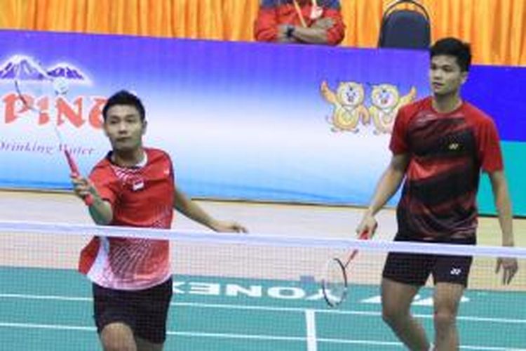 Ganda putra Indonesia, Ricky Karanda Suwardi (kanan)/Berry Angriawan mengembalikan kok pada wakil Kamboja Chantong Sok/Chanmara Tep, pada pertandingan babak pertama SEA Games Myanmar 2013, Selasa (10/12/2013).