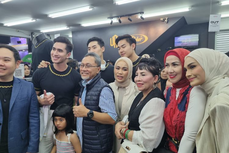 Aktor Verrell Bramasta dan Menteri Perdagangan RI, Zulkifli Hasan, hadir di Jakarta Fair, Kemayoran, Jakarta Pusat pada Minggu (25/6/2023). 