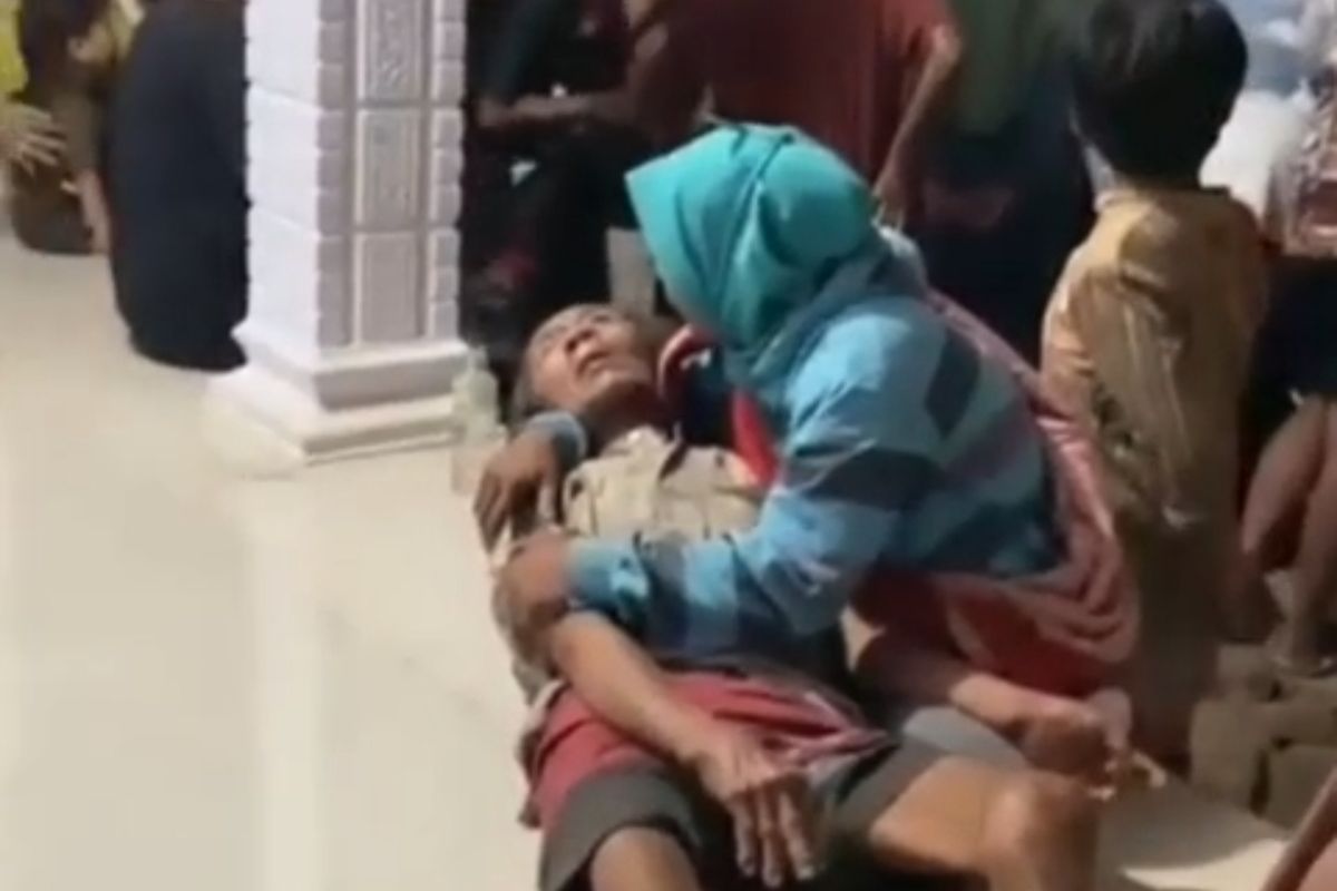 Omyang setelah dievakuasi warga dari kebakaran bangunan bekas KUD yang ditinggalinya, Rabu (8/10/2025).