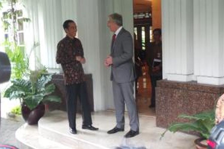 Mantan Perdana Menteri Inggris, Tony Blair (kanan), bertemu dengan Gubernur DKI Jakarta Joko Widodo di rumah dinas Gubernur DKI di Menteng, Jakarta Pusat, Kamis (11/9/2014) sore.