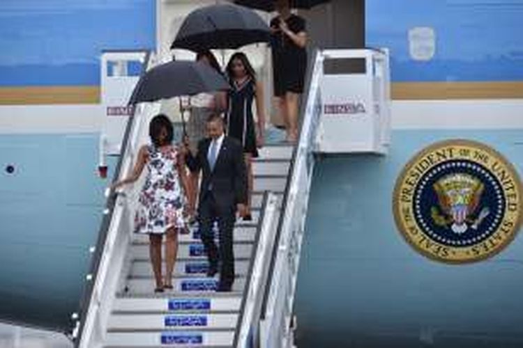 Presiden Barack Obama  tiba di Havana, Kuba bersama istri dan dua putrinya, Minggu (20/3/2016).