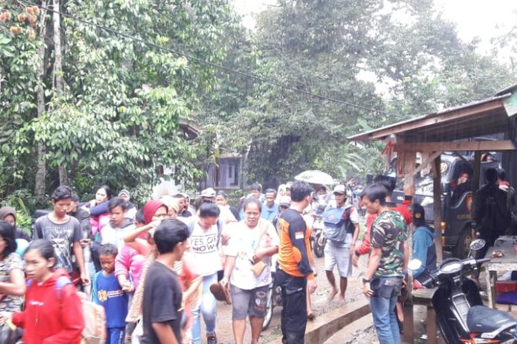 Warga Kecamatan Carita, Kabupaten Pandeglang, Banten, panik mendengar peringatan tsunami dan berlarian ke tempat yang lebih tinggi, Minggu (23/12/2018).