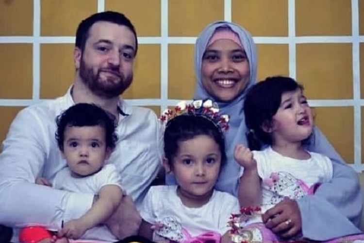 Perayaan lebaran Idul Fitri di Australia tahun ini bertepatan dengan adanya pembatasan sosial akibat COVID-19, sehingga Nila bersama suaminya Peter Lilly (Muaz) dan anak-anak mereka Zahra, Maryam, dan Khadijah Muaz hanya akan merayakannya di rumah. 