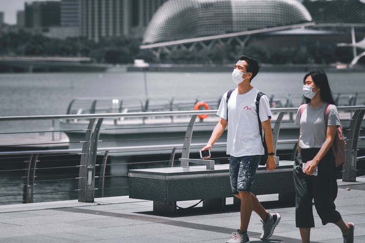 Ilustrasi wisatawan memakai masker di Marina Bay, Singapura.