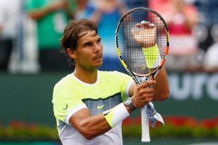 Petenis Spanyol, Rafael Nadal, merayakan kemenangan atas petenis Amerika Serikat, Donald Young, pada babak ketiga BNP Paribas Terbuka di Indian Wells, Selasa (17/3/2015).