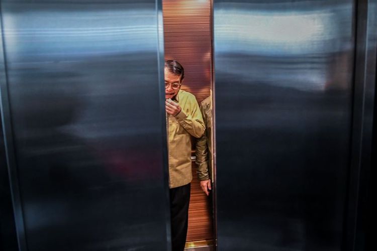 Ketua Hakim Konstitusi Anwar Usman Tidak beradab di dalam lift untuk menuju Gedung II Mahkamah Konstitusi (MK) di DKI Jakarta, Jumat (3/11/2023). Majelis Kehormatan Mahkamah Konstitusi (MKMK) melanjutkan memeriksa Ketua Hakim Konstitusi secara tertutup terkait pelaporan etik Hakim Mahkamah Konstitusi dari masyarakat. ANTARA FOTO/Galih Pradipta/tom.