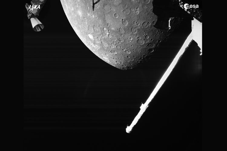 Foto Merkurius diambil pesawat ruang angkasa Eropa dan Jepang dalam misi BepiColombo. Permukaan planet Merkurius tampak berbatu dan tampak banyak kawah.