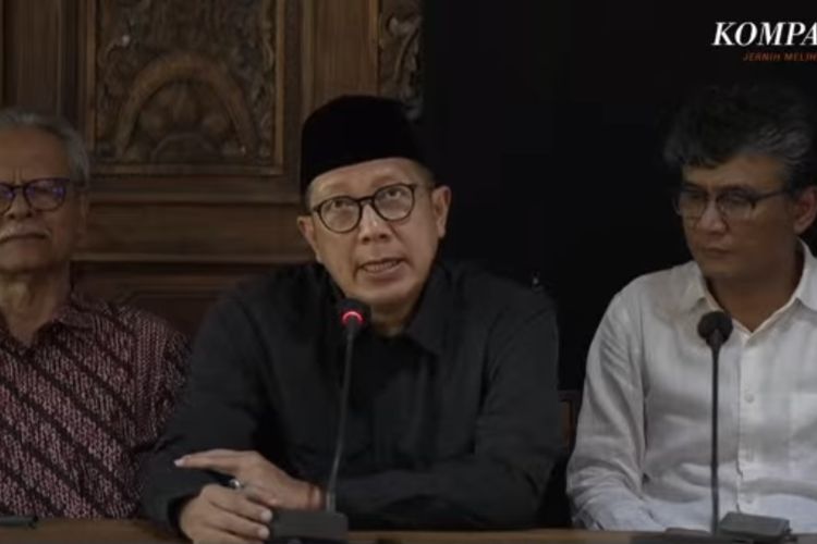 Para tokoh sowan ke kediaman Ahmad Mustofa Bisri alias Gus Mus di Kelurahan Leteh, Rembang, Jawa Tengah, pada Minggu (12/11/2023). Para tokoh itu menyampaikan permasalahan bangsa menjelang bergulirnya Pemilu 2024. Mantan Menteri Agama Lukman Hakim Saifuddin ikut hadir.