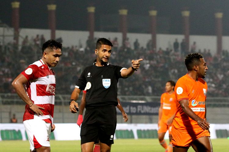 Wasit Thoriq Alkatiri saat memimpin laga leg pertama babak Championship Series Liga 1 2023-2024 Madura United vs Borneo FC yang berakhir dengan skor 1-0 di Stadion Gelora Bangkalan, Rabu (15/5/2024) malam.